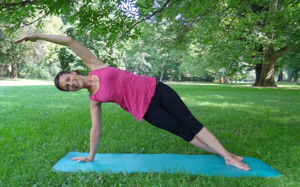 Pilates Sidebend im Park